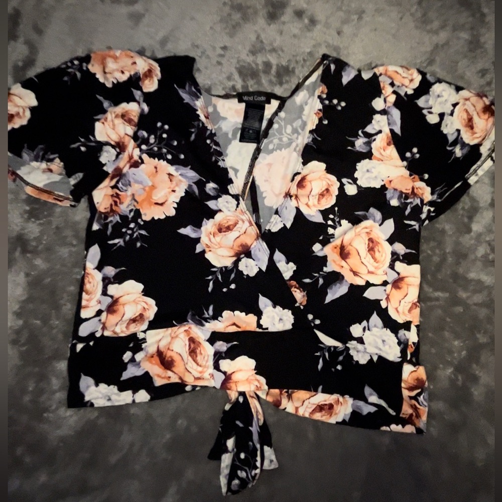 Cropped shirt with a tie in the back and great fitting
